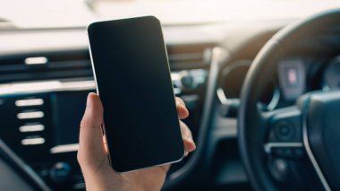 Çevrimiçi harita, seyir subayı, GPS, seyahat için çevrimiçi uygulama. Takım elbiseli çekici Avrupalı genç direksiyonda el ele tutuşuyor ve boş ekran, model, boş alan ile akıllı telefon kullanıyor.