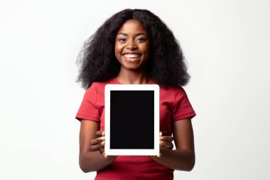 Güzel uygulama. Beyaz Stüdyo Arkaplanı 'nda dikilirken Beyaz Ekranlı Dijital Tablet Tutan Neşeli Genç Afrikalı Amerikalı Kadın, Yeni Uygulama Öneren Mutlu Siyah Kadın, Mockup