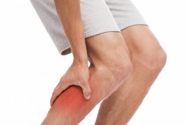 Beyaz arka planda izole edilmiş, kas ağrısı çeken ve el bacağa baskı yapan beyaz erkek, kopyalama alanı. Spor sakatlığı, travma, spazm ve burkulma. Sağlık ve vücut bakımı kavramı