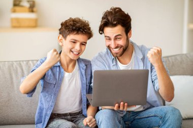 İnternet televizyonu. Babasıyla oğlu internette spor maçı izleyip tezahürat yapıyor, heyecandan el kaldırıyor, evdeki kanepede oturuyor. Aile birlikte vakit geçirir, hafta sonunun tadını çıkarırız.