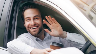 Sabah kahvesi alıp şehre çalışmaya gideceğim, Coperid-19 tecrit. Beyaz gömlekli, bardakta içki içen çekici bir erkek, elini araba kabininde açık pencereli arkadaşına sallıyor.