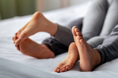 Irklar arası genç aşıkların cinsel arzuları, evde yatakta yiyişmeleri, fotokopi çekmeleri. Seksten önce ön sevişme yapan, samimiyetten zevk alan, ayaklara odaklanan binlerce yıllık çifti seviyorum.