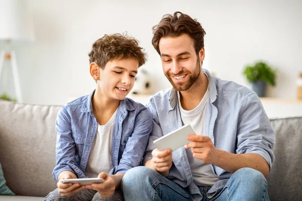 Bana skorunu göster. Çocuk babasıyla online video oyunlarında akıllı telefonlarda yarıştı, evdeki kanepede oturdu. Babasının telefonuna bakan, hafta sonları birlikte vakit geçirmeyi seven bir adam.