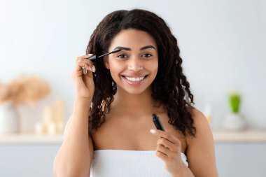 Kadın işe hazırlanıyor, evdeki banyoda sabah makyajı yapıyor. Bin yıllık beyaz havluyla siyah bir kadının parlak iç kısımlarında kirpiklerini fırçalayıp rimel sürmesine sevindim.