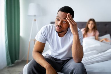 Olumsuz duygular, sorunlar, kavga. Genç siyahi adam üzgün hissediyor, karısı ona yatak odasında bağırıyor. Milenyuma ait çok ırklı bir aile kavga ediyor, boşanmayı ya da ayrılmayı düşünüyor.