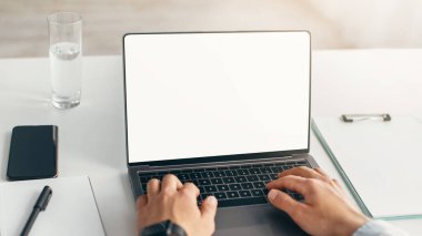 Modern çalışma, tıbbi iş yeri ve reklam sitesi. Akıllı saati olan olgun bir doktor dizüstü bilgisayarda, beyaz ekranda, not defterleri ve akıllı telefonları olan, kırpılmış, boş bir alanda yazı yazıyor.