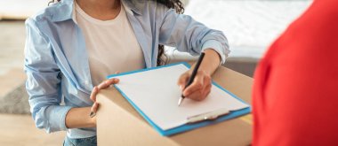 Kurye servisi ve güvenlik konsepti. Tıbbi Maskeli Kadın Müşteri Siparişi, Kağıt Formu veya Makbuzu İmzalama, Evde Siyah Teslimatçı Adam 'la Durma. Man Holding Karton Kutusu