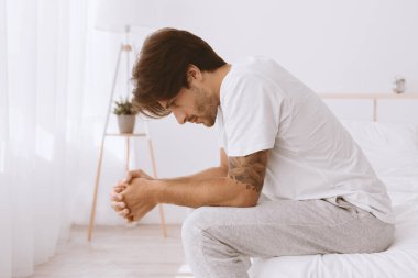 Kafkasyalı genç kocayı gücendirmiş yatakta oturuyor, zayıflıktan muzdarip, karısı beyaz yatak odasındaki erkek arkadaşını görmezden geliyor. İktidarsızlık, sağlık sorunları, aile sorunları, kavga ve ayrılık