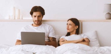 Canı sıkkın, güvenilmez, kıskanç, bin yıllık Avrupalı kadın kocasına bakıyor. Yatak odasının içinde dizüstü bilgisayarda çalışan bir adam. Erkek sağlığı sorunları. Adam karısını görmezden geliyor ve online oyun oynuyor.