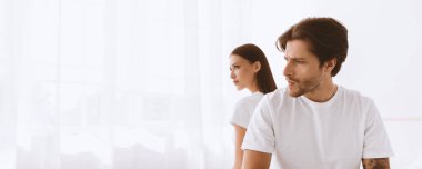 Mutsuz üzgün, bin yıllık Kafkasyalı koca beyaz yatak odasının iç kısmında oturan karısını görmezden geliyor. Sorunlar veya anlaşmazlıklar insanlar, ilişki sorunları, ailede çatışma, kopyalama alanı