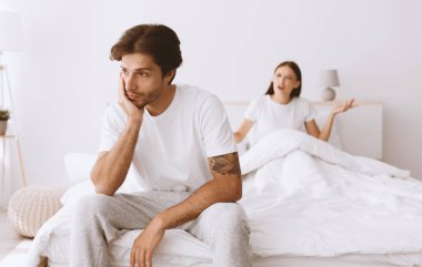 Bin yıllık üzgün Kafkasyalı koca kızgın karısını görmezden geliyor, kadın yatakta oturuyor ve beyaz yatak odasındaki adama bağırıyor. Kişisel yalnızlık, ilişkilerde kriz, evde kavga ve skandal