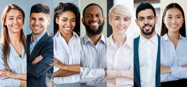 Bir grup iş adamı kollarını kavuşturup sırıtarak güvenle duruyorlar..