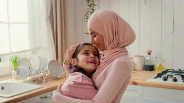 Sıcak ve davetkar bir mutfakta, bir anne kızına yakın durur, sevgi ve şefkat saçar. Annelik ve aile hayatının güzel bağını yansıtan neşeli bir bağları var..