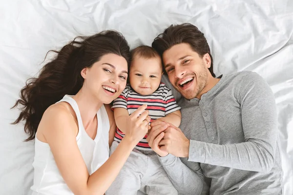 Joyeux Maman Et Papa Embrassant Avec Bebe Mignon Au Lit Affection Appel D Offres Stock Photo Joyeux Maman Et Papa Embrassant Avec Bebe Mignon Au Lit Affection Appel D Offres Stock Photo