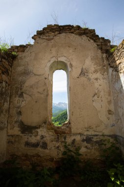 Karachaevo-çerkez Cumhuriyeti dağlarında eski Saints tapınaktaki