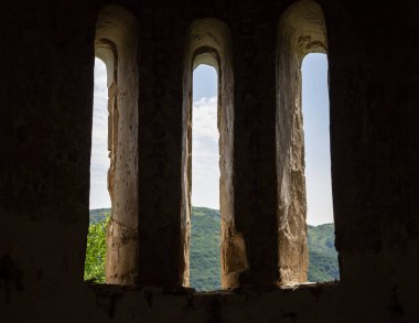 Karachaevo-çerkez Cumhuriyeti dağlarında eski Saints tapınaktaki