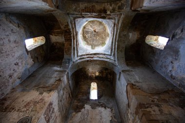 Karachaevo-çerkez Cumhuriyeti dağlarında eski Saints tapınaktaki