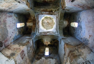 Karachaevo-çerkez Cumhuriyeti dağlarında eski Saints tapınaktaki