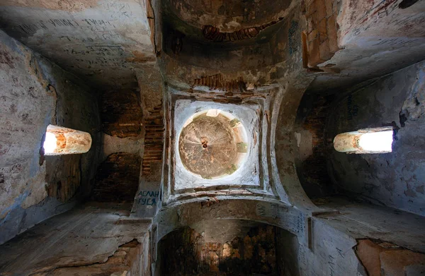 Karachaevo-çerkez Cumhuriyeti dağlarında eski Saints tapınaktaki