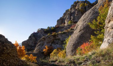 Hayaletler Demerdji Dağları'nın vadisinde sonbaharın parlak renkleri