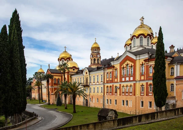 Abhazya'da Novo-Athos manastır kışın cephe