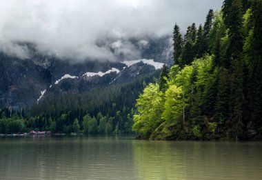 Ritsa dağ Gölü, Abhazya'da bahar