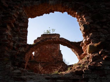 Bahar öğleden sonra Golshansky kalesi kalıntıları ediyor