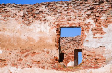 Bahar öğleden sonra Golshansky kalesi kalıntıları ediyor