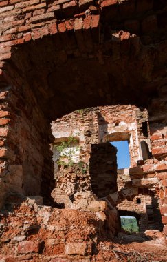 Bahar öğleden sonra Golshansky kalesi kalıntıları ediyor