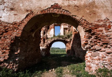 Bahar öğleden sonra Golshansky kalesi kalıntıları ediyor