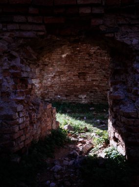 Bahar öğleden sonra Golshansky kalesi kalıntıları ediyor