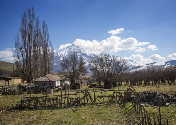 봄에 오세티아의 산악 마을 전경 — 스톡 사진