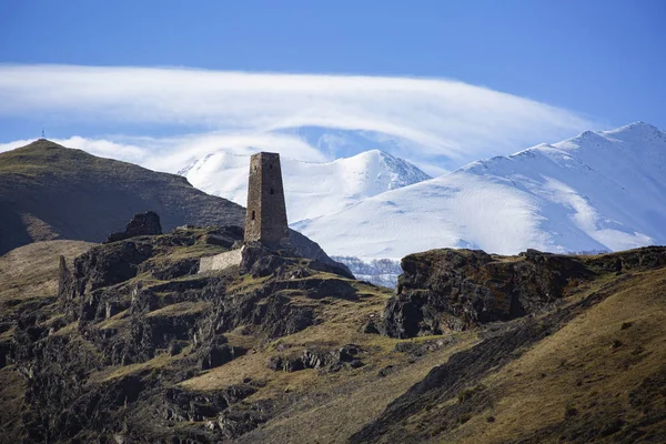 Mountain views of North Ossetia in spring — Stock Photo, Image