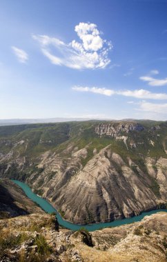 Yaz aylarında Dağıstan'ın büyük Sulak kanyonu