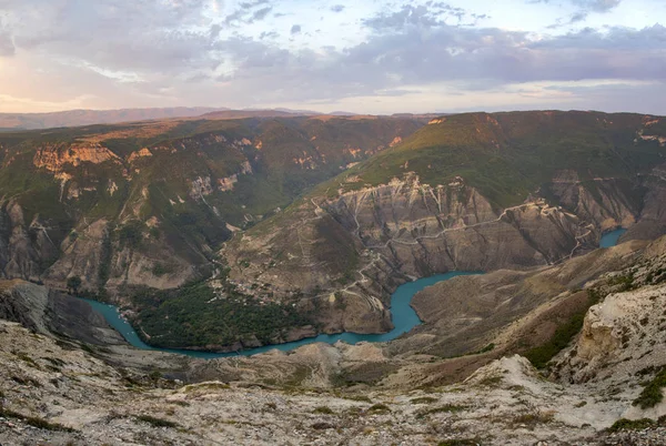 Yaz aylarında Dağıstan'ın büyük Sulak kanyonu