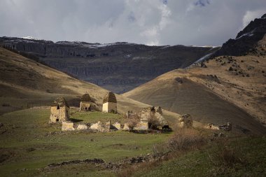 İlkbaharda İnkar'da Falhat kule kompleksi