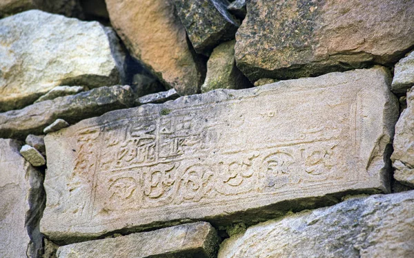 Antiguos petroglifos conservados en las paredes de la mezquita de la Vieja — Foto de Stock