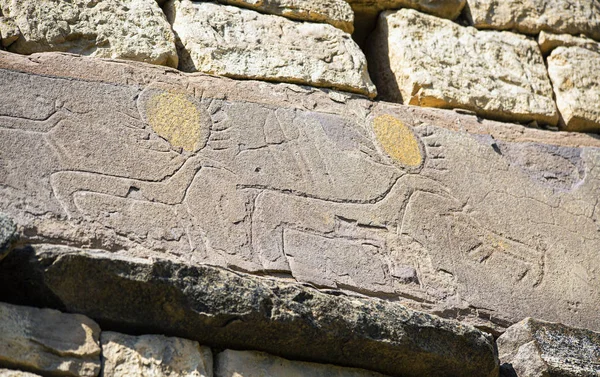 Antichi petroglifi conservati sulle pareti della moschea della Vecchia — Foto Stock
