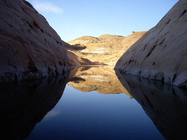 Sabah Sakin Yansıması Powell Gölündeki Yüz Kanyonunda — Stok fotoğraf