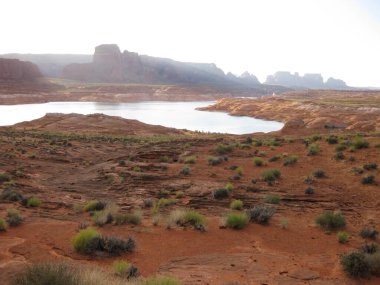 Sabah ışığı Powell Gölü 'ndeki kanyonun üzerinde.