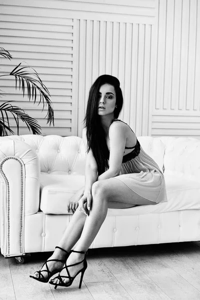 Zwart Wit Foto Van Prachtige Jonge Brunette Vrouw Elegante Lingerie — Stockfoto