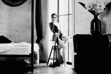 baştan çıkarıcı esmer kadının poz genç siyah beyaz fotoğraf 