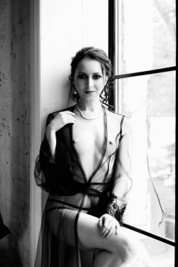 baştan çıkarıcı esmer kadının poz genç siyah beyaz fotoğraf 