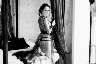 baştan çıkarıcı esmer kadının poz genç siyah beyaz fotoğraf 