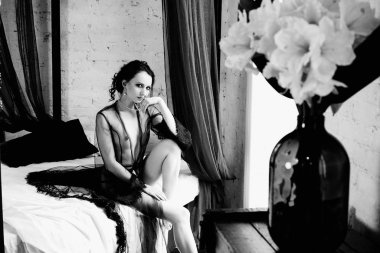 baştan çıkarıcı esmer kadının poz genç siyah beyaz fotoğraf 