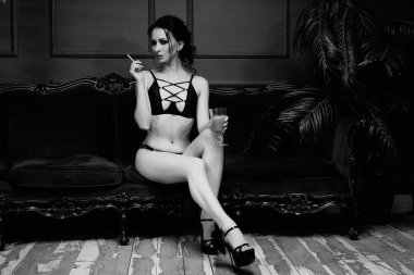 baştan çıkarıcı esmer kadının poz genç siyah beyaz fotoğraf 