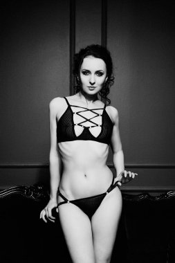 baştan çıkarıcı esmer kadının poz genç siyah beyaz fotoğraf 