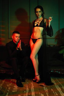 Genç güzel moda çift poz