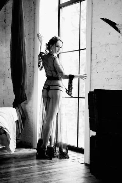 若い魅力的なブルネット女性がポーズの黒と白の写真 — ストック写真