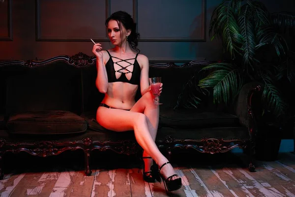 Genç baştan çıkarıcı esmer kadın poz 